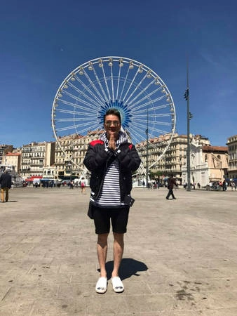 Nơi tấp nập nhất ở thành phố này chính là bến cảng Marseille. Cảng Marseille là một trong những cảng biển lâu đời nhất nước Pháp nên mỗi ngày có khá đông du khách tới đây để tham quan, chụp ảnh, tham gia một số hoạt động ngoài trời. Đàm Vĩnh Hưng thích thú "trở về tuổi thơ" với trò chơi bong bóng xà phòng.