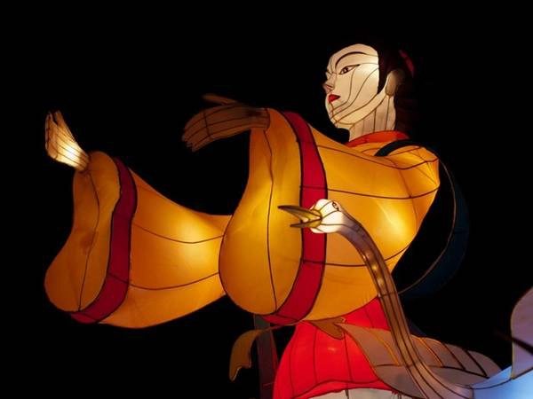 Tết trung thu ở Chinatown tưng bừng với các loại đèn lồng, đồ trang trí bắt mắt cùng các loại bánh trung thu rất ngon.