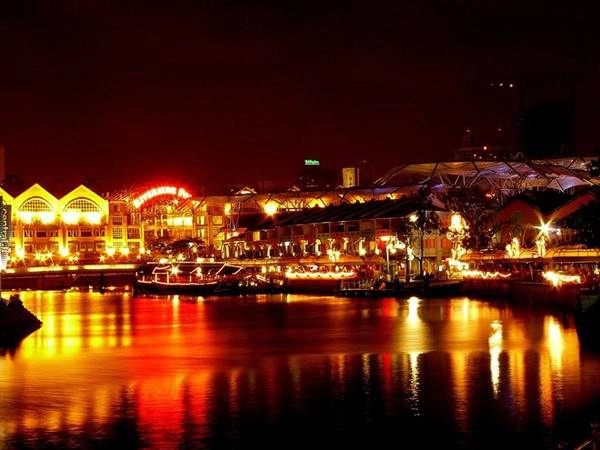 Clarke Quay về đêm lung linh các nhà hàng, quán bar và các hoạt động giải trí như karaoke.