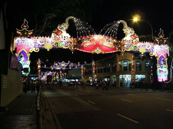 Gần China Town là khu Tiểu Ấn (Little India) với những nhà hàng bán đồ ăn đúng kiểu Ấn Độ. Ngoài ra ở đây còn có các chợ thực phẩm, những ngôi đền cùng các lễ hội rải rác suốt trong năm.