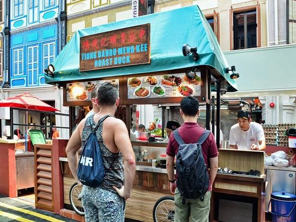 Tiong Bahru là khu phố được nhiều du khách yêu thích với nhiều cửa hàng, cửa hiệu, quán bar trang trí bắt mắt.