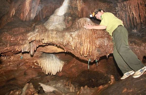 Những hình thù kỳ dị, nằm rải rác ở trần hang, nền hang. Ảnh: Hưng Thơ.