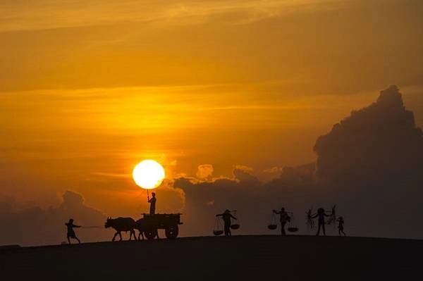 Hoàng hôn trên cánh đồng cát bất tận nằm gần Phan Rang. Hoàng hôn trên cánh đồng cát bất tận nằm gần Phan Rang.