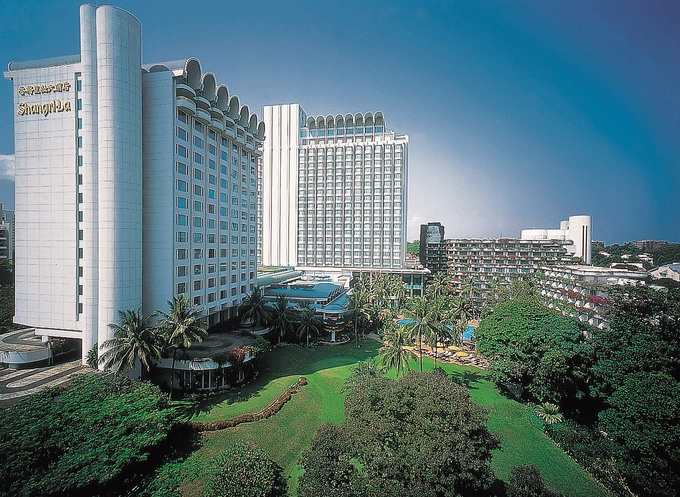 Shangri-La Nằm giữa một vườn cây xanh rộng 6 ha sát phố mua sắm Orchard của Singapore, khách sạn Shangri-La được bình chọn là một trong những khách sạn tốt nhất trên thế giới. Theo Trip Expert tổng hợp, khách sạn này xếp hạng 12 tại Singapore, với giá phòng trung bình từ 600 đến hơn 900 USD một đêm. Ảnh: Shangri-La Hotel. Shangri-La Nằm giữa một vườn cây xanh rộng 6 ha sát phố mua sắm Orchard của Singapore, khách sạn Shangri-La được bình chọn là một trong những khách sạn tốt nhất trên thế giới. Theo Trip Expert tổng hợp, khách sạn này xếp hạng 12 tại Singapore, với giá phòng trung bình từ 600 đến hơn 900 USD một đêm. Ảnh: Shangri-La Hotel.