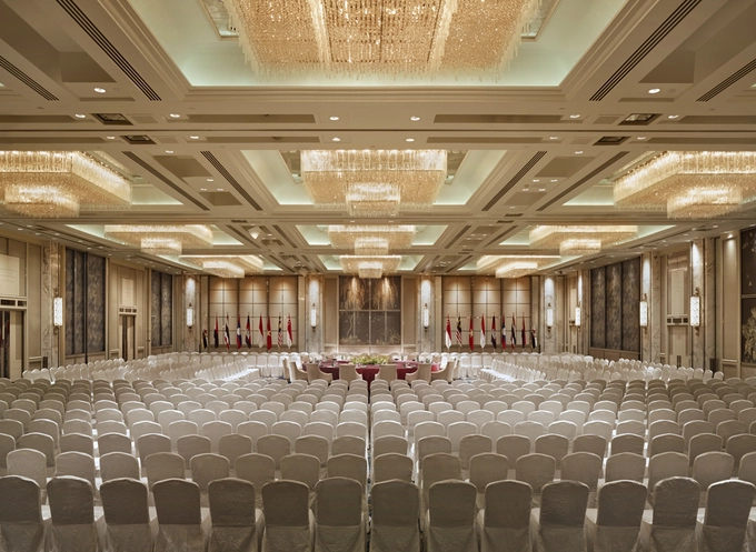 Tọa trên tầng 17, Shangri-La Suite có lối vào và thang máy riêng. Căn suite rộng 348 m2 có phòng gym riêng, phòng khách, phòng ăn, bếp, ban công có tầm nhìn rộng. Video: Shangri-La Hotel. Khách sạn này là nơi tổ chức thường niên của sự kiện Đối thoại Shangri-La (SLD), tức Hội nghị Thượng đỉnh An ninh châu Á. "Đây là một địa điểm đã được chứng minh về chất lượng quản lý bảo mật và hiệu quả cao trong điều hành", Edward Liu, giám đốc khối quản lý của CEMS, một tổ chức hội nghị và triển lãm khu vực có trụ sở tại Singapore, cho biết. Ảnh: Shangri-La Hotel. Tọa trên tầng 17, Shangri-La Suite có lối vào và thang máy riêng. Căn suite rộng 348 m2 có phòng gym riêng, phòng khách, phòng ăn, bếp, ban công có tầm nhìn rộng. Video: Shangri-La Hotel. Khách sạn này là nơi tổ chức thường niên của sự kiện Đối thoại Shangri-La (SLD), tức Hội nghị Thượng đỉnh An ninh châu Á. "Đây là một địa điểm đã được chứng minh về chất lượng quản lý bảo mật và hiệu quả cao trong điều hành", Edward Liu, giám đốc khối quản lý của CEMS, một tổ chức hội nghị và triển lãm khu vực có trụ sở tại Singapore, cho biết. Ảnh: Shangri-La Hotel.