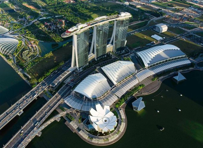 Marina Bay Sands (MBS) MBS do tập đoàn Las Vegas Sands sở hữu, dưới quyền của chủ tịch Sheldon Adelson, một trong những nhà tài trợ lớn trong chiến dịch tranh cử của Tổng thống Trump. Theo Trip Expert tổng hợp, MBS xếp thứ 3 trong top những khách sạn được đánh giá cao nhất tại Singapore, với giá phòng trung bình từ 600 đến khoảng 6.000 USD một đêm. Ảnh: MBS. Marina Bay Sands (MBS) MBS do tập đoàn Las Vegas Sands sở hữu, dưới quyền của chủ tịch Sheldon Adelson, một trong những nhà tài trợ lớn trong chiến dịch tranh cử của Tổng thống Trump. Theo Trip Expert tổng hợp, MBS xếp thứ 3 trong top những khách sạn được đánh giá cao nhất tại Singapore, với giá phòng trung bình từ 600 đến khoảng 6.000 USD một đêm. Ảnh: MBS.