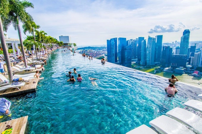 Luôn xuất hiện cùng linh vật Merlion trong những bức ảnh về vịnh Marina của Singapore, MBS còn nổi tiếng trên khắp mạng xã hội với bể bơi vô cực dài nhất thế giới nằm ở độ cao 191 m trên sân thượng, tầm nhìn khắp thành phố. Ảnh: MBS. Luôn xuất hiện cùng linh vật Merlion trong những bức ảnh về vịnh Marina của Singapore, MBS còn nổi tiếng trên khắp mạng xã hội với bể bơi vô cực dài nhất thế giới nằm ở độ cao 191 m trên sân thượng, tầm nhìn khắp thành phố. Ảnh: MBS.