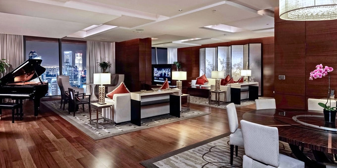 Khách sạn có hạng phòng cao cấp nhất là Chairman Suite (Phòng Chủ tịch) với tổng diện tích 629 m2. Căn suite có 4 phòng ngủ, 3 ban công có nội thất, 2 phòng khách, bếp nấu, phòng đa phương tiện có thể phục vụ hát karaoke, phòng gym riêng biệt, phòng massage... Đội ngũ quản gia phục vụ 24/24. Ảnh: MBS. Khách sạn có hạng phòng cao cấp nhất là Chairman Suite (Phòng Chủ tịch) với tổng diện tích 629 m2. Căn suite có 4 phòng ngủ, 3 ban công có nội thất, 2 phòng khách, bếp nấu, phòng đa phương tiện có thể phục vụ hát karaoke, phòng gym riêng biệt, phòng massage... Đội ngũ quản gia phục vụ 24/24. Ảnh: MBS.