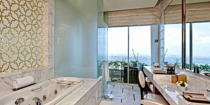 Tất cả phòng ngủ của căn suite này đều có phòng tắm riêng với vòi sen và bể sục, và một ban công riêng. Ảnh: MBS. Tất cả phòng ngủ của căn suite này đều có phòng tắm riêng với vòi sen và bể sục, và một ban công riêng. Ảnh: MBS.