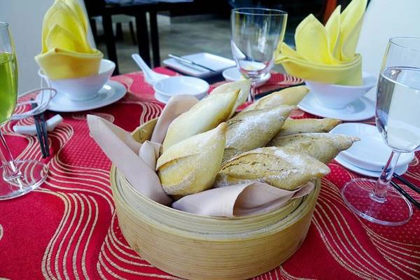 Bánh mì làm ngay tại trong resort, rất thơm ngon giòn bổ.