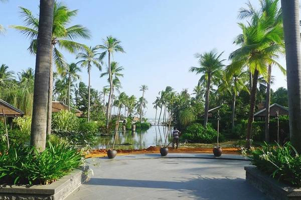 Còn từ cái sảnh trên dòm thẳng ra ngoài resort thì sẽ thấy thế này đây. Cách sảnh là một cái ao, xong xa xa kia là biển cả mênh mông thiệt hữu tình chứ. Tối tối có dàn ca nhạc phục vụ nhạc nhẹ quây quần bên bờ ao để bà con ăn tối nuốt cho dễ trôi =))