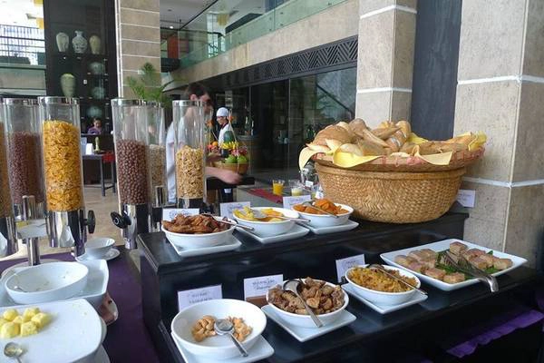 Buffet sáng ở đây cũng rất đa dạng nhiều món. Nói chung khoản nào ở đây tui cũng thấy ok trừ khoản cà phê pha dở. Cappuccino chả có foam gì cả toàn sữa và cà phê không thôi chả nhẽ lại viết thư complain kiu họ đổi cái máy pha cà phê.