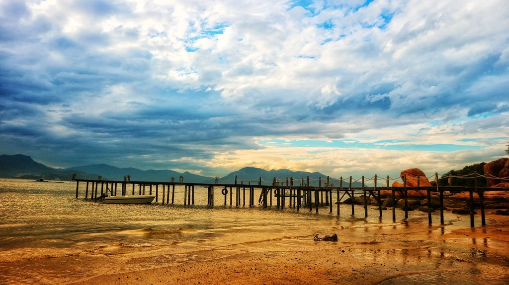 Đường tới đảo dễ dàng di chuyển. Từ sân bay Cam Ranh, bạn men theo đường quốc lộ 1A, tới cầu Gãy rẽ tay trái, tại đây xe trung chuyển sẽ đưa khách đến thẳng chỗ nghỉ trên đảo. Trên con đường đèo khoảng 5 km, hoa osaka vàng rực tràn ngập ven đường, quyện với sắc xanh của biển trời, tạo nên không gian hùng vĩ. Thiên nhiên thu trọn vào tầm mắt khiến tôi không ngừng trầm trồ, thích thú, thậm chí không dám chớp mắt bởi sợ bỏ lỡ mất khung cảnh tuyệt đẹp này.