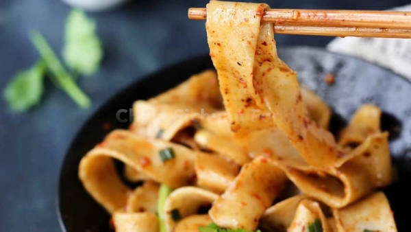 Bạn có thể thưởng thức món mì biang biang mian - đặc sản của tỉnh Thiểm Tây. Ảnh: China Sichuan Food. Bạn có thể thưởng thức món mì biang biang mian - đặc sản của tỉnh Thiểm Tây. Ảnh: China Sichuan Food.
