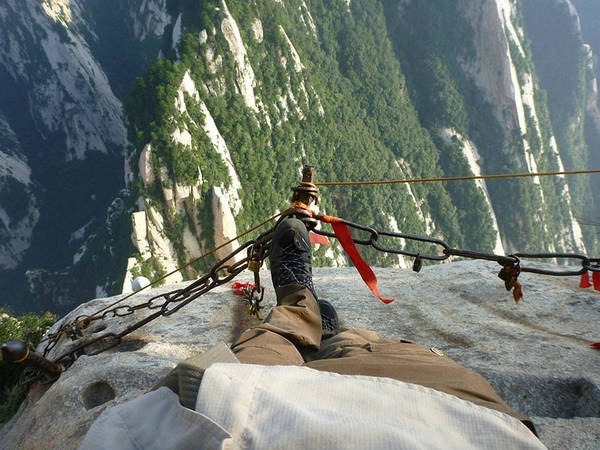 Gần đây, do lượng du khách đổ về đây tăng lên, con đường đã được gia cố nhưng vẫn không kém phần nguy hiểm. Theo thống kê không chính thức, hàng năm có tới 100 người mất mạng ở đây. Ảnh: Masterok. Gần đây, do lượng du khách đổ về đây tăng lên, con đường đã được gia cố nhưng vẫn không kém phần nguy hiểm. Theo thống kê không chính thức, hàng năm có tới 100 người mất mạng ở đây. Ảnh: Masterok.