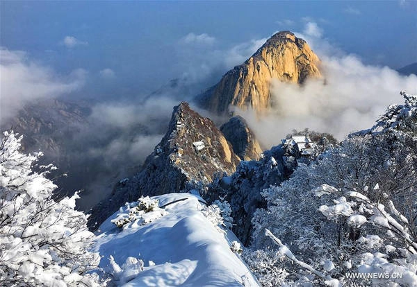 Ngọn núi này là một phần dãy Tần Lĩnh, phía nam tỉnh Thiểm Tây. Hoa Sơn có năm đỉnh núi chính, đỉnh chính là Thái Hoa Sơn (còn gọi là Tây Nhạc) cao 2.083 m. Ảnh: Ecns. Ngọn núi này là một phần dãy Tần Lĩnh, phía nam tỉnh Thiểm Tây. Hoa Sơn có năm đỉnh núi chính, đỉnh chính là Thái Hoa Sơn (còn gọi là Tây Nhạc) cao 2.083 m. Ảnh: Ecns.