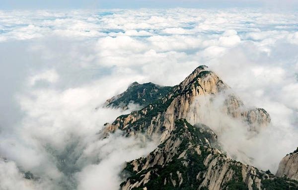 Nhờ độ cao lớn, du khách có thể ngắm biển mây bao bọc quanh đỉnh núi. Ảnh: China Daily. Nhờ độ cao lớn, du khách có thể ngắm biển mây bao bọc quanh đỉnh núi. Ảnh: China Daily.
