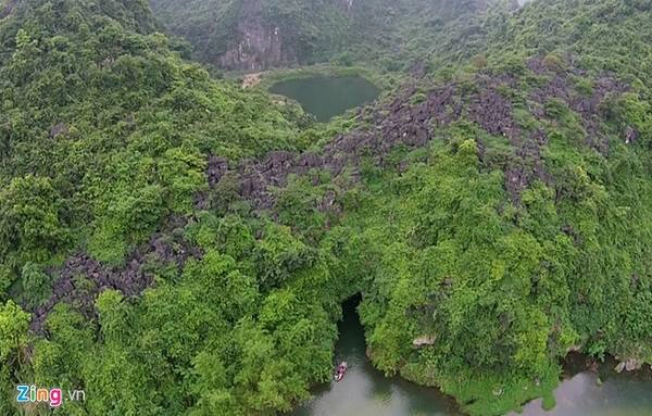 Quần thể du lịch Tràng An nằm cách Hà Nội gần 100km, trung tâm thành phố Ninh Bình 7km