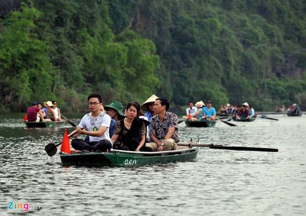 Du khách đến với Tràng An có thể tham quan hành trình xuyên thủy động khép kín mà không phải quay ngược lại.