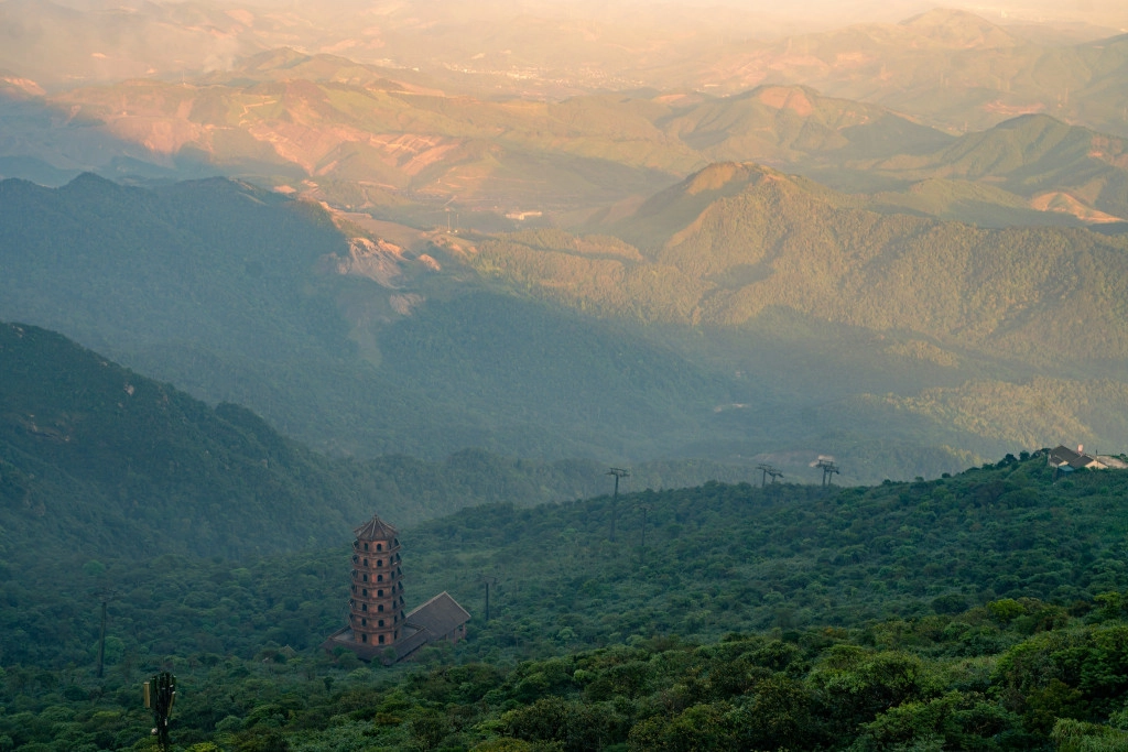 Một vùng non xanh Yên Tử. Ảnh: Yên Tử Mountain