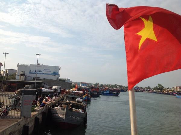 Chúng tôi đặt chân xuống hòn đảo đầy nắng và gió. Bây giờ, Lý Sơn đã có điện đèn đầy đủ. Nhiều công trình đang hoàn thiện để cho Lý Sơn diện mạo hoàn toàn khác. Vé tàu cao tốc từ cảng Sa Kỳ (tình Quảng Ngãi) đến đảo Lý Sơn có giá 90.000 đồng. Chúng tôi đặt chân xuống hòn đảo đầy nắng và gió. Bây giờ, Lý Sơn đã có điện đèn đầy đủ. Nhiều công trình đang hoàn thiện để cho Lý Sơn diện mạo hoàn toàn khác. Vé tàu cao tốc từ cảng Sa Kỳ (tình Quảng Ngãi) đến đảo Lý Sơn có giá 90.000 đồng.