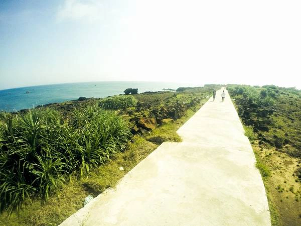 Bạn sẽ được đi trên những chiếc xe điện để đến chỗ dịch vụ đi thúng ngắm san hô với giá 10.000 đồng một lượt. Giá đi thúng là 60.000 đồng một người, và giá để tắm nước ngọt là 20.000 đồng một người. Để tiết kiệm giá tiền đi xe điện và tiền tắm nước ngọt, chúng tôi quyết định đi dịch vụ của một người dân gần đó, được tắm miễn phí. Bạn sẽ được đi trên những chiếc xe điện để đến chỗ dịch vụ đi thúng ngắm san hô với giá 10.000 đồng một lượt. Giá đi thúng là 60.000 đồng một người, và giá để tắm nước ngọt là 20.000 đồng một người. Để tiết kiệm giá tiền đi xe điện và tiền tắm nước ngọt, chúng tôi quyết định đi dịch vụ của một người dân gần đó, được tắm miễn phí.