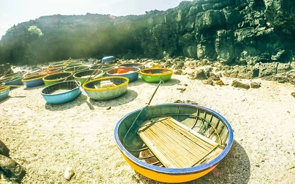 Sau hơn 10 phút đi bộ, chúng tôi được dẫn đến bãi biển với nhiều chiếc thúng đủ màu sắc. Sau hơn 10 phút đi bộ, chúng tôi được dẫn đến bãi biển với nhiều chiếc thúng đủ màu sắc.