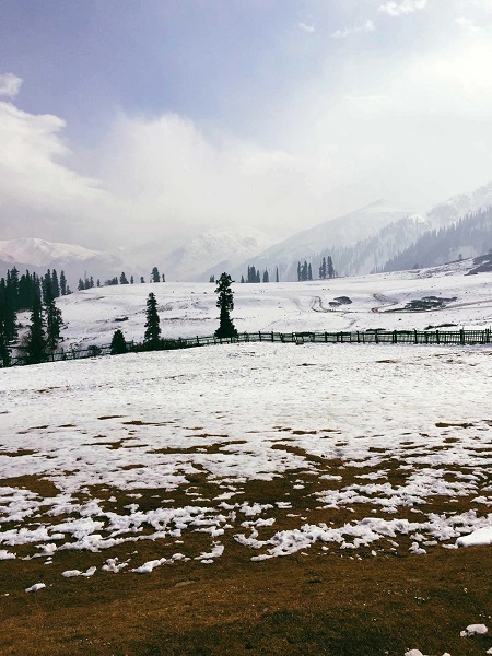 Vào mùa đông, dãy núi Himalaya phủ đầy tuyết trắng. Kashmir hút hồn du khách bởi vẻ đẹp được mệnh danh là tiểu Thụy Sĩ của Ấn Độ. Không khí trong lành bao quanh bởi những dãy núi, rừng thông nên thơ.những Vào mùa đông, dãy núi Himalaya phủ đầy tuyết trắng. Kashmir hút hồn du khách bởi vẻ đẹp được mệnh danh là tiểu Thụy Sĩ của Ấn Độ. Không khí trong lành bao quanh bởi những dãy núi, rừng thông nên thơ.những