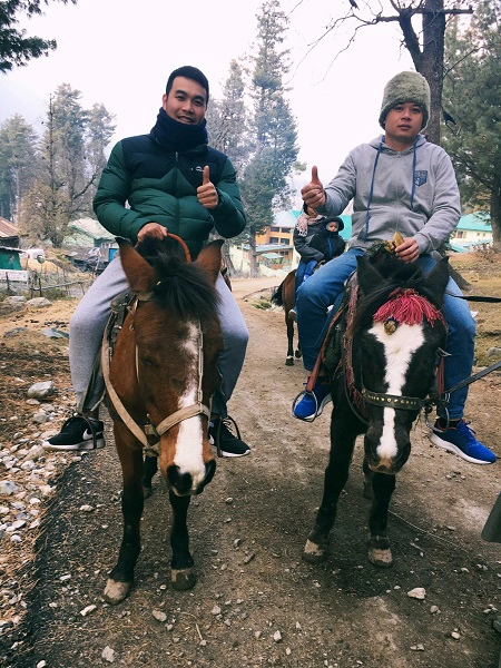 Hoạt động không thể bỏ qua là cưỡi ngựa lên núi ở Pahalgam. Hoạt động này rất thú vị nhưng cũng làm nhiều người đứng tim khi ngồi trên lưng ngựa leo những sườn núi dựng đứng. Hoạt động không thể bỏ qua là cưỡi ngựa lên núi ở Pahalgam. Hoạt động này rất thú vị nhưng cũng làm nhiều người đứng tim khi ngồi trên lưng ngựa leo những sườn núi dựng đứng.