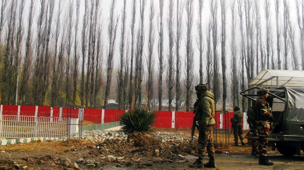 Hình ảnh thường thấy ở Kashmir là những cảnh sát có vũ trang xuất hiện gần như dày đặc trên đường, cảnh sát có vũ trang cũng cắm chốt ở mọi nơi. Hình ảnh thường thấy ở Kashmir là những cảnh sát có vũ trang xuất hiện gần như dày đặc trên đường, cảnh sát có vũ trang cũng cắm chốt ở mọi nơi.