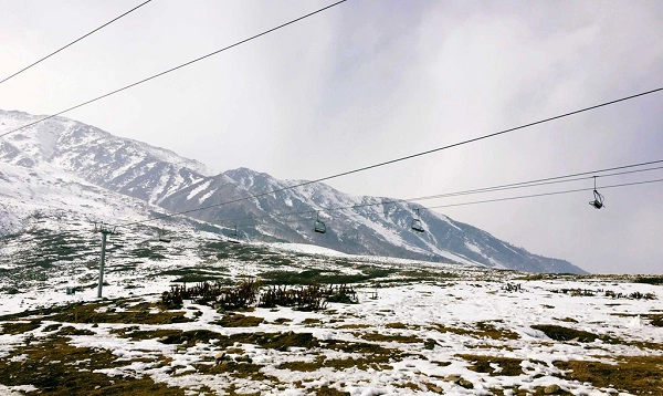 Kashmir có hệ thống cáp treo Gondola Gulmarg phục vụ khách du lịch đến 2 điểm trên đỉnh núi là Kungdoor và Apharwat. Kashmir tự hào khi đây là hệ thống cáp treo cao nhất và dài nhất ở châu Á, thứ hai trên thế giới với tổng chiều dài lên đến khoảng 5 km, cao hơn 4200 m. Trẻ em dưới 3 tuổi không được phép đi cáp treo lên điểm Apharwat do nhiệt độ luôn ở mức thấp cùng gió tuyết thổi quanh năm. Chi phí cho mỗi khách đi cáp treo tới cả hai điểm là 1.600 rupee (khoảng 500.000 đồng). Kashmir có hệ thống cáp treo Gondola Gulmarg phục vụ khách du lịch đến 2 điểm trên đỉnh núi là Kungdoor và Apharwat. Kashmir tự hào khi đây là hệ thống cáp treo cao nhất và dài nhất ở châu Á, thứ hai trên thế giới với tổng chiều dài lên đến khoảng 5 km, cao hơn 4200 m. Trẻ em dưới 3 tuổi không được phép đi cáp treo lên điểm Apharwat do nhiệt độ luôn ở mức thấp cùng gió tuyết thổi quanh năm. Chi phí cho mỗi khách đi cáp treo tới cả hai điểm là 1.600 rupee (khoảng 500.000 đồng).