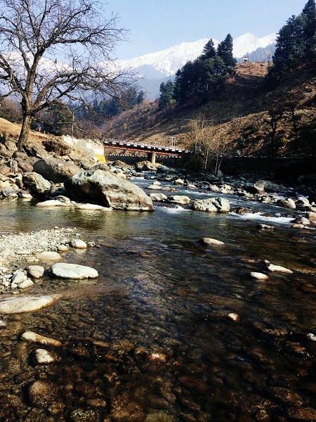 Nhờ hệ thống sông suối dày đặc, Kashmir có các nhà máy thủy điện cung cấp đủ điện cho bang và chuyển sang các vùng khác. Cũng chính vì vậy mà nguồn tài nguyên này trở thành một trong những lý do gây tranh chấp cho khu vực. Nhờ hệ thống sông suối dày đặc, Kashmir có các nhà máy thủy điện cung cấp đủ điện cho bang và chuyển sang các vùng khác. Cũng chính vì vậy mà nguồn tài nguyên này trở thành một trong những lý do gây tranh chấp cho khu vực.