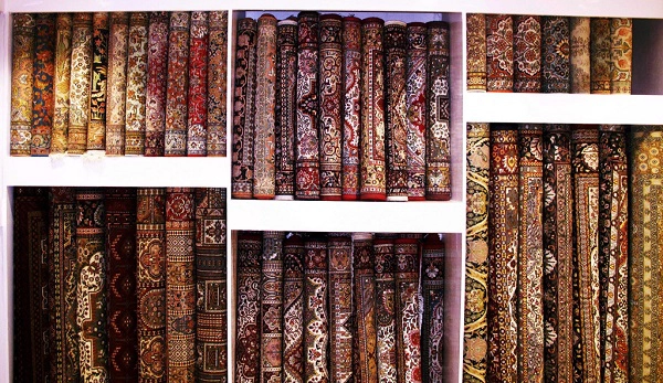Do chi phí mua len đắt đỏ cùng với việc thời gian hoàn thành một tấm thảm rất lâu, không có gia đình nào đủ khả năng làm việc đơn lẻ nên chính phủ Kashmir quyết định thuê người dân làm thảm và sản phẩm sẽ do chính phủ bán giúp. Do chi phí mua len đắt đỏ cùng với việc thời gian hoàn thành một tấm thảm rất lâu, không có gia đình nào đủ khả năng làm việc đơn lẻ nên chính phủ Kashmir quyết định thuê người dân làm thảm và sản phẩm sẽ do chính phủ bán giúp.