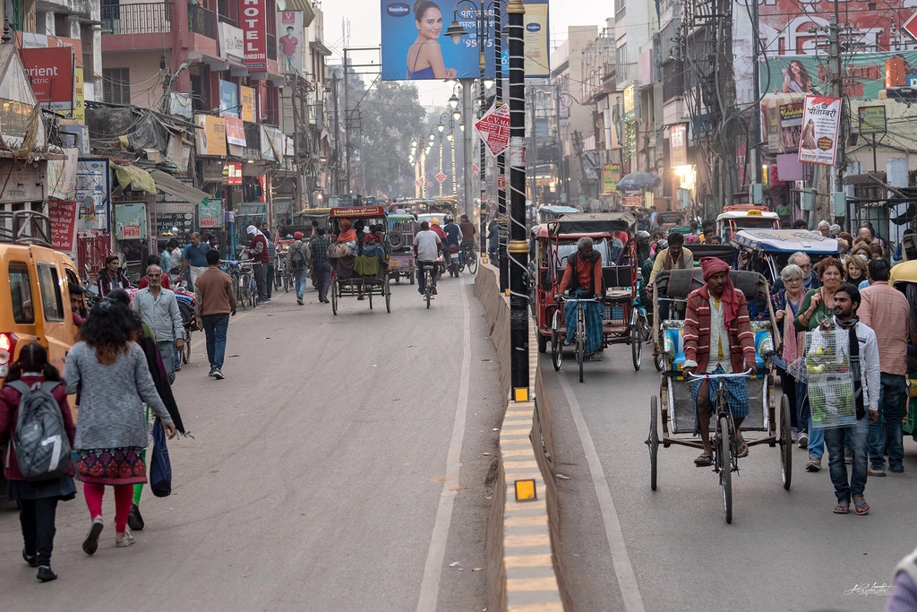 Varanasi được biết đến là trung tâm suốt hàng nghìn năm của Hindu giáo, nằm bên bờ sông Hằng, bang Uttar Pradesh, Ấn Độ. Nơi đây còn là một trong tứ thánh địa của Phật giáo với vườn Lộc Uyển Sarnath, nơi Đức Phật Thích Ca thuyết bài pháp đầu tiên sau khi thành đạo.