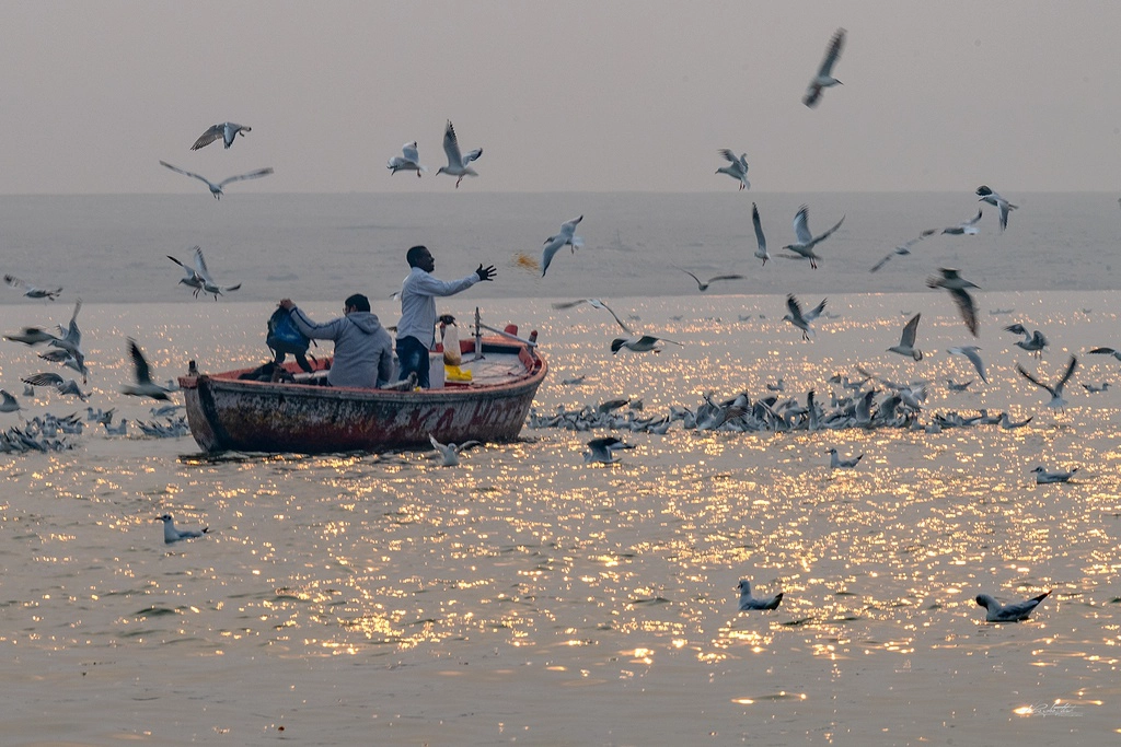 Nói đến Varanasi, người ta không thể không nhắc đến sông Hằng. Thần thoại của người Hindu kể rằng sông Hằng chảy từ thiên đàng xuống thẳng hạ giới. Vì vậy, ngôi nhà thực sự của sông Hằng theo Ấn Độ giáo là tại thiên đàng, mà đỉnh Himalaya chính là nơi bắt nguồn ở hạ giới.