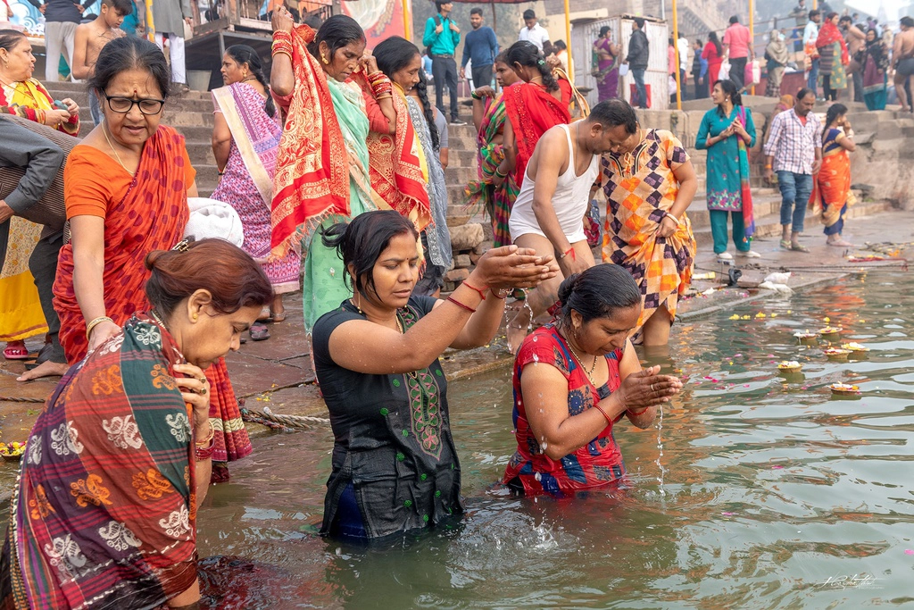 Điều này giải thích lý do người theo đạo Hindu chọn đây là nơi gột rửa thân thể và nghĩ rằng sông Hằng sẽ giải phóng họ khỏi tất cả mọi tội lỗi của trần thế. Dọc một đoạn sông dài khoảng 5 dặm có tất cả 84 bậc thang cấp lớn nhỏ, nhưng trong đó chỉ có một vài bậc quan trọng nhất và tập trung nhiều tín đồ nhất.