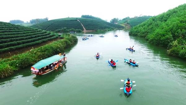 Tháng 12, các thành viên câu lạc bộ kayak Hạ Long đã mang đến những đảo chè một loại hình trải nghiệm mới là khám phá bằng thuyền kayak.