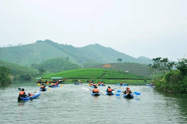 Quãng đường chèo thuyền dài khoảng 5 km, theo các thành viên tham gia, nó dường như quá ngắn bởi khung cảnh nên thơ, không khí trong lành.