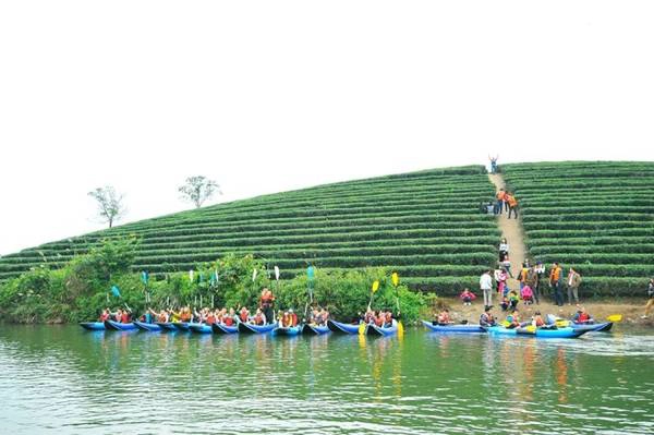 Khi ngồi thuyền dạo chơi đảo chè, bạn nên mặc áo phao và không vượt quá số người quy định mỗi thuyền.