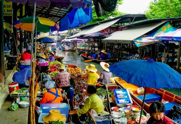 Damnoen Saduak là một trong những chợ nổi lâu đời nhất ở Thái Lan. Ảnh: Butch Osborne