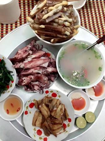 Thưởng thức một số hải sản đặc trưng của đảo như mực trứng hấp bia, móng tay hấp, canh hà nấu chua, cá trai... Thưởng thức một số hải sản đặc trưng của đảo như mực trứng hấp bia, móng tay hấp, canh hà nấu chua, cá trai...