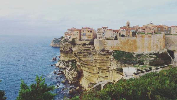 Bonifacio, phía nam đảo Corse, từ đây có thể nhìn thấy Sardegna, Italia cách đó vài km Bonifacio, phía nam đảo Corse, từ đây có thể nhìn thấy Sardegna, Italia cách đó vài km