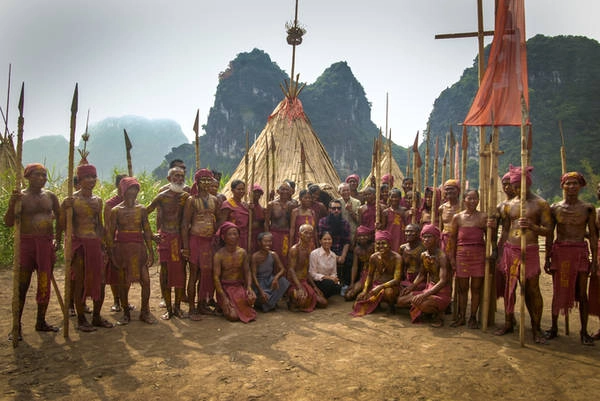 Đạo diễn tham quan phim trường với bối cảnh làng thổ dân trong "Kong: Skull Island" vừa được dựng lại trong khu du lịch Tràng An, nằm trên tuyến du lịch số 2. Đạo diễn tham quan phim trường với bối cảnh làng thổ dân trong "Kong: Skull Island" vừa được dựng lại trong khu du lịch Tràng An, nằm trên tuyến du lịch số 2.