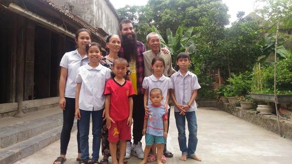 Sau khi nhận lời mời về thăm nhà của "trưởng làng thổ dân" phim Kong, ông Chu Văn Lâm, Jordan đã vui mừng nhận lời và quyết định lùi lịch bay chiều xuống 2 tiếng. Ông Chu Văn Lâm đóng vai thổ dân trong phim. Sau khi nhận lời mời về thăm nhà của "trưởng làng thổ dân" phim Kong, ông Chu Văn Lâm, Jordan đã vui mừng nhận lời và quyết định lùi lịch bay chiều xuống 2 tiếng. Ông Chu Văn Lâm đóng vai thổ dân trong phim.