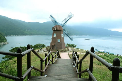 Cối xay gió ở Windy Hill. Cối xay gió ở Windy Hill.