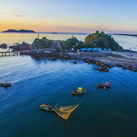 Từ góc nhìn của đảo Lan Châu, chúng ta có thể nhìn thấy đảo Hòn Ngư xa xa. Ảnh: @_chana_chan