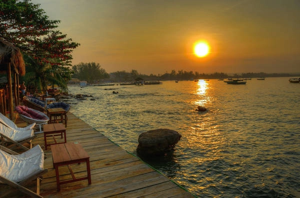 Trước khi đến với Koh Rong, du khách sẽ phải ghé qua thành phố biển Sihanoukville xinh đẹp, sôi động. Thành phố này luôn tấp nập với các quán ăn hay bar đêm tại bãi biển và luôn rộng cửa đón khách đến tận hưởng không khí nhộn nhịp về đêm. Ảnh: Aaron Geddes