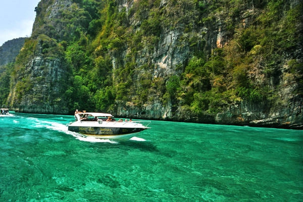 Ngồi trong những chiếc thuyền hay ca nô lướt êm êm trên mặt biển, hít thở bầu không khí trong lành của Krabi sẽ là một trải nghiệm khiến bạn không thể nào quên. Ảnh: Krabi-hotels Ngồi trong những chiếc thuyền hay ca nô lướt êm êm trên mặt biển, hít thở bầu không khí trong lành của Krabi sẽ là một trải nghiệm khiến bạn không thể nào quên. Ảnh: Krabi-hotels