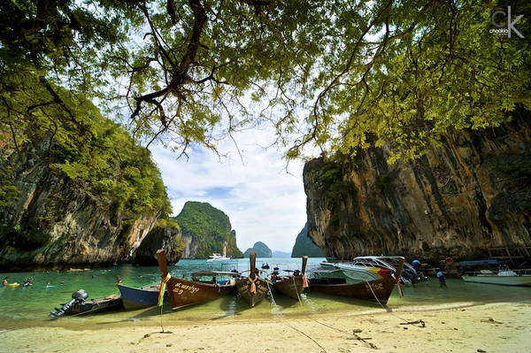 Nằm phía bờ tây của khu bán đảo miền nam Thái Lan, Krabi có những bãi biển đầy nắng, cát mịn, mặt nước trong xanh và những đảo đá rời ngoài khơi. Rừng đước và cây xanh nhiệt đới, những dòng sông và suối nước nóng khiến du khách luôn “bận rộn” với các họat động trong thời gian lưu trú tại Krabi. Ảnh: CK NG Nằm phía bờ tây của khu bán đảo miền nam Thái Lan, Krabi có những bãi biển đầy nắng, cát mịn, mặt nước trong xanh và những đảo đá rời ngoài khơi. Rừng đước và cây xanh nhiệt đới, những dòng sông và suối nước nóng khiến du khách luôn “bận rộn” với các họat động trong thời gian lưu trú tại Krabi. Ảnh: CK NG