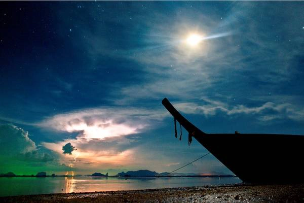 Krabi có 2 địa điểm nổi tiếng là Krabi Town và Ao Nang. Khách du lịch thường tập trung ở Ao Nang nhiều hơn vì gần biển, thuận tiện cho các chuyến tham quan. Ảnh: Krister Foto Krabi có 2 địa điểm nổi tiếng là Krabi Town và Ao Nang. Khách du lịch thường tập trung ở Ao Nang nhiều hơn vì gần biển, thuận tiện cho các chuyến tham quan. Ảnh: Krister Foto